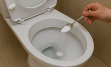 Зачем засыпать в унитаз ложку соли — вот что произойдет через 15 минут