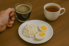 Что на самом деле нельзя запивать кофе и чаем — никогда так не делайте