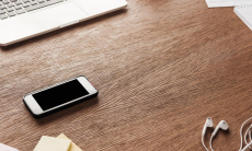 Почему смартфон всегда нужно класть экраном вниз