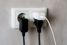 Можно ли оставлять приборы в розетке на ночь — мнение экспертов