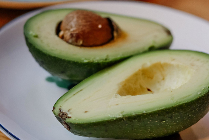 Не сгибаются пальцы — какую опасность представляет авокадо для здоровья