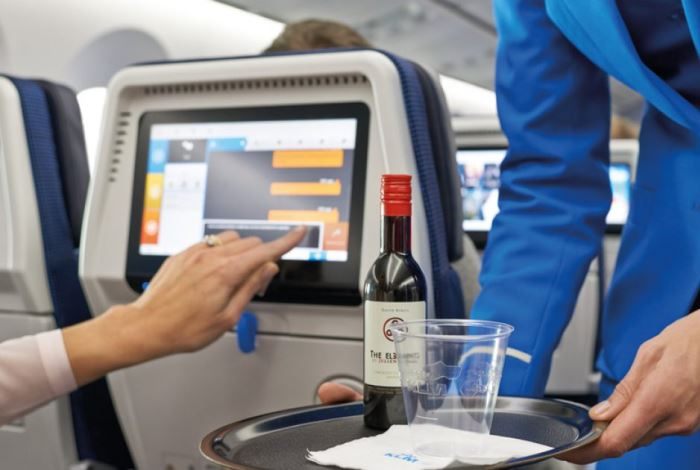 Какие напитки нельзя пить в самолете — они создают риск тромбообразования