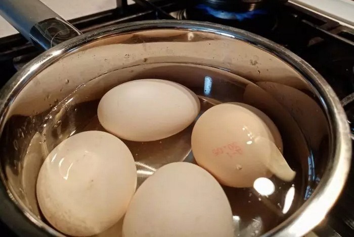 Что нужно добавить в воду при варке яиц, чтобы скорлупа слетала сама — повар раскрыла секрет