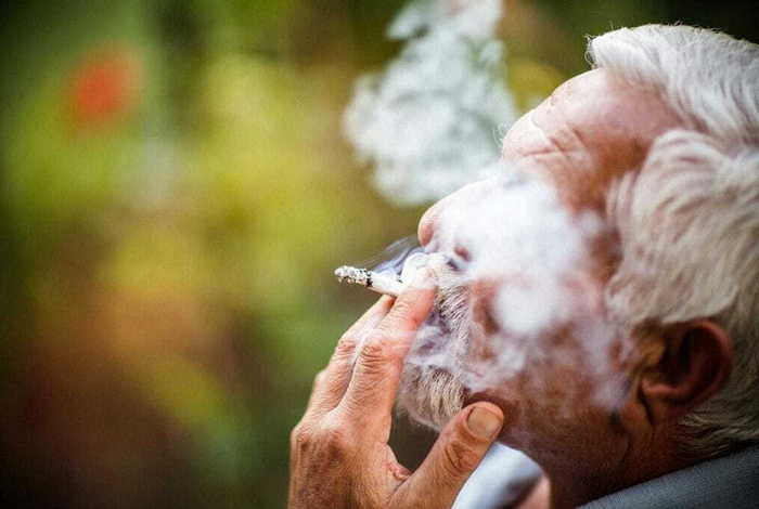 Пожилым людям рассказали о страшных последствиях курения