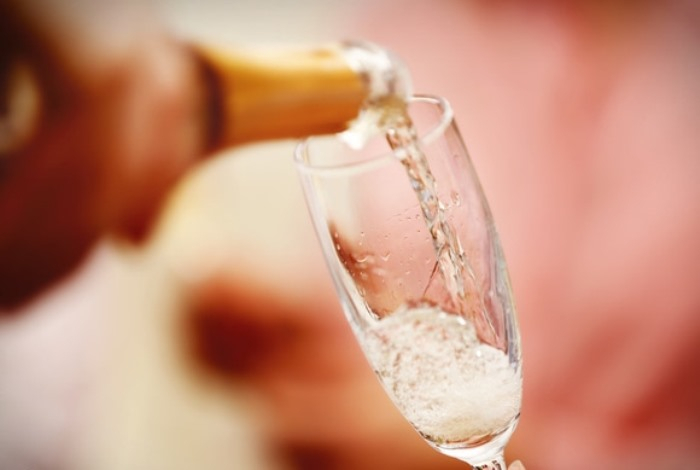 Назван наименее вредный вид шампанского — можно выпивать не больше двух бокалов в день