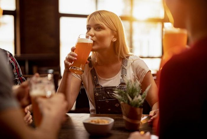 Раскрыты последствия ежедневного употребления пива для женщин