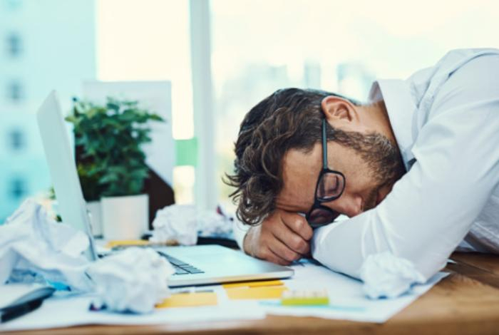 Как бороться с сонливостью на работе без кофе и энергетиков