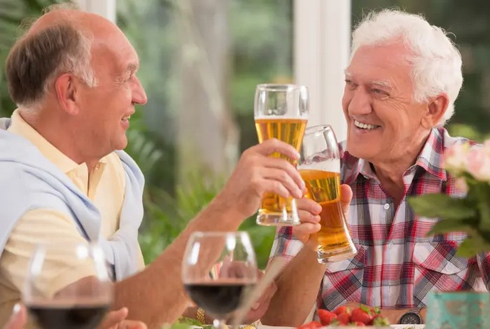 Ученые рассказали о пользе пива для пожилых людей