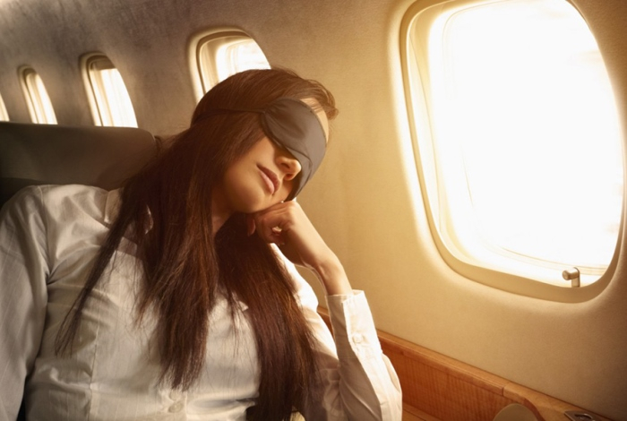 Почему ни в коем случае нельзя прислонять голову к окну в самолете