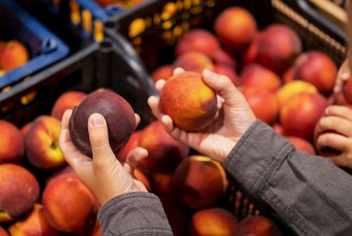 Персик или нектарин? Какая разница между фруктами, и что полезнее для здоровья