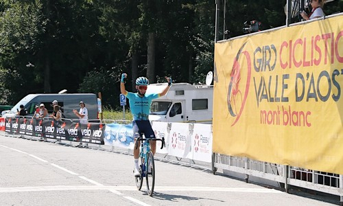 Казахстанский велогонщик стал вторым по итогам многодневки в Италии