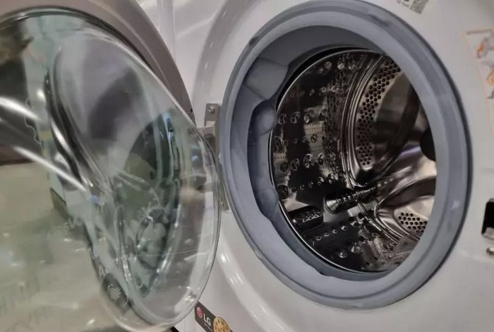 Вонь и плесень уйдут — это средство в два счета очистит стиральную машину