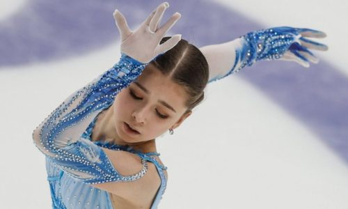 Камила Валиева впервые после дисквалификации вышла на лед. Видео