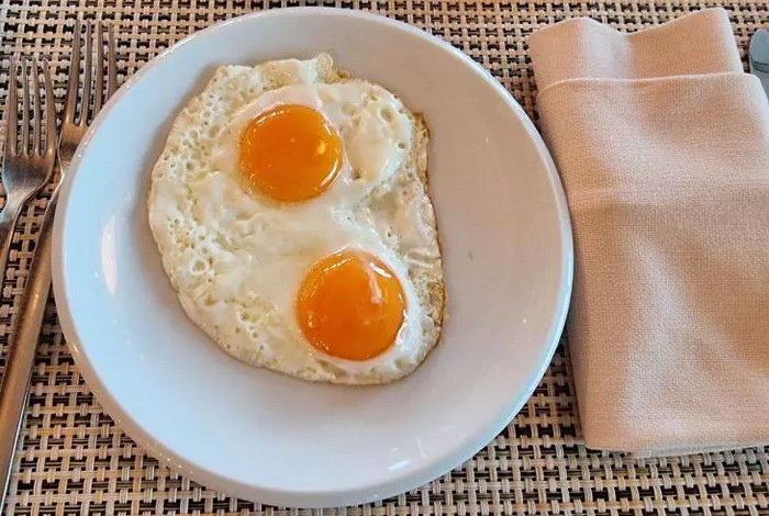 С чем опасно есть яйца — запомните эти продукты
