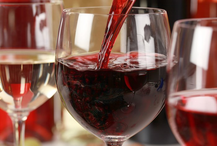 Стопка водки или бокал вина — что меньше вредит организму
