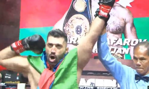 Азербайджанский боксер победил нокаутом при ярой поддержке Ангелины Лукас. Видео