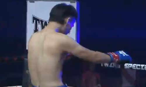 Казахстанский боксер оформил нокдаун и нокаут в первом раунде. Видео