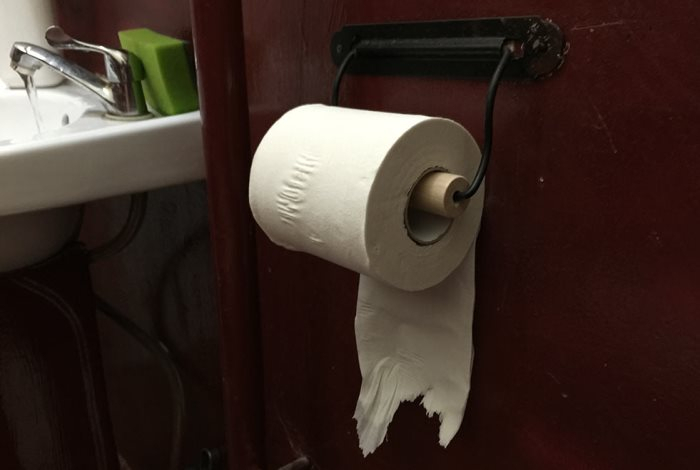 Как правильно вешать туалетную бумагу — концом рулона к стене или от стены