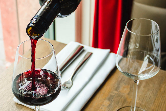 Как правильно выбрать вино в ресторане — сомелье раскрыл способ найти «идеальную бутылку»