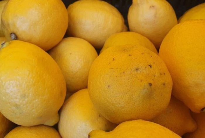 Зачем ставить лимон у кровати — попробуйте и вы удивитесь