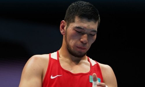 Чемпион мира из Казахстана побывал в нокдауне в бешеной зарубе на Олимпиаде-2024