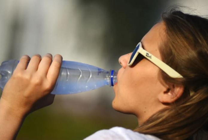 Сколько воды нужно пить каждый час, чтобы пережить жару