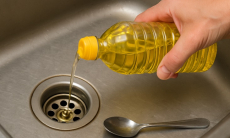 Можно ли сливать растительное масло в раковину — правильный ответ знают не все хозяйки