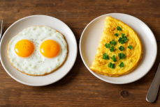 Яичница против омлета — чем они отличаются и что полезнее есть