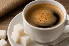Стало известно, в каких случаях полезнее пить кофе с сахаром