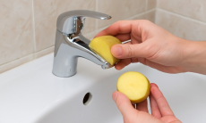 Зачем протирать сантехнику картофелем — результат вас удивит