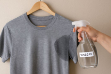 Как убрать запах пота с одежды без стирки — поможет простой трюк