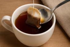Почему нельзя выжимать чайный пакетик — раскрыта неожиданная опасность для здоровья