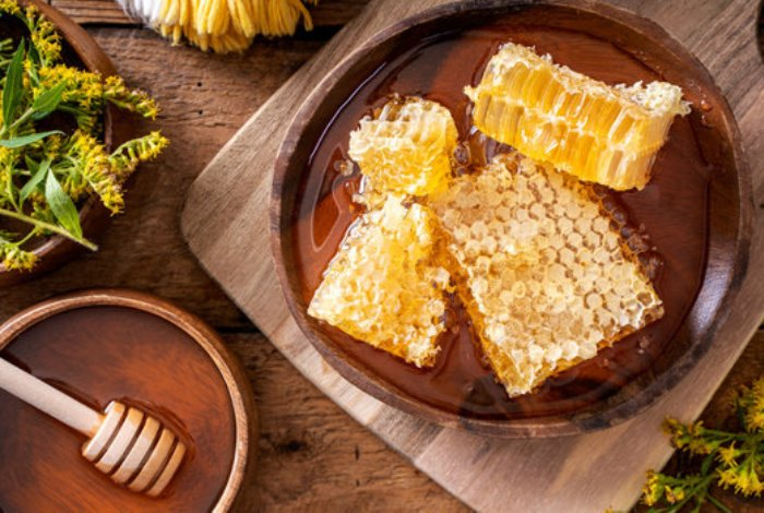 Какой мед полезнее для здоровья — в сотах или жидкий откачанный