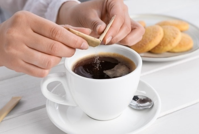 Когда нельзя пить кофе с сахаром — предупреждением поделилась нутрициолог