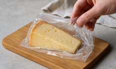 Почему сыр нельзя хранить в пленке или пакете — раскрыты опасные последствия
