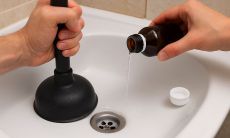 Как пробить сильный засор в трубе? Поможет одно аптечное средство