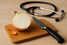 Врач рассказала, кому опасно есть лук