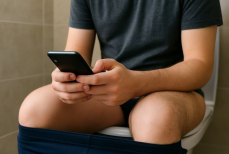 73 процента людей пользуются телефоном в туалете — чем это грозит