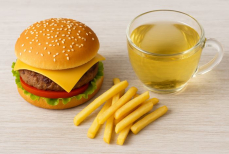 Назван напиток, уменьшающий вред от жирной пищи. Им можно и нужно запивать фастфуд