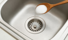 Этот продукт поможет убрать засоры за мгновение — забудьте про соду и уксус