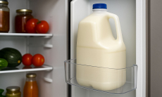 Почему нельзя хранить молоко на дверце холодильника. Неожиданные причины для смены привычки