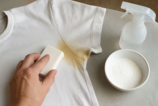 Как избавиться от пятен пота под мышками на одежде — раскрыты «волшебные» способы 