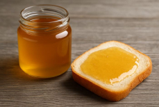 Всего один продукт поможет отличить натуральный мед от подделки — он есть на каждой кухне