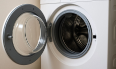 Нужно ли оставлять открытой дверцу стиральной машины. Ошибается 90 процентов людей