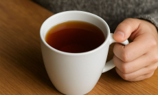 Почему нельзя пить чай с ложкой в кружке. Оказывается, многие не знают