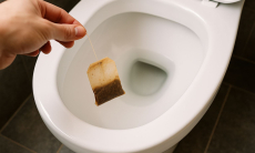 Отправьте чайные пакетики в унитаз. Результат приятно удивит