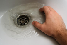 Проблема слива. Почему вода плохо стекает в раковину и как справиться с этим