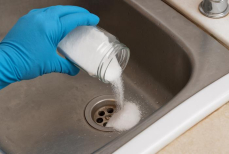 Как победить засор в ванной комнате и на кухне — назван невероятно простой способ