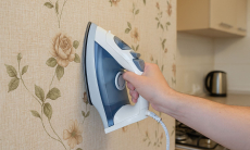 Зачем нужно гладить утюгом обои на кухне