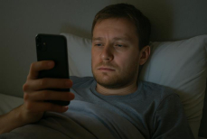 Назван один час в сутки, когда пользоваться смартфоном нельзя — грозит ухудшением самочувствия 